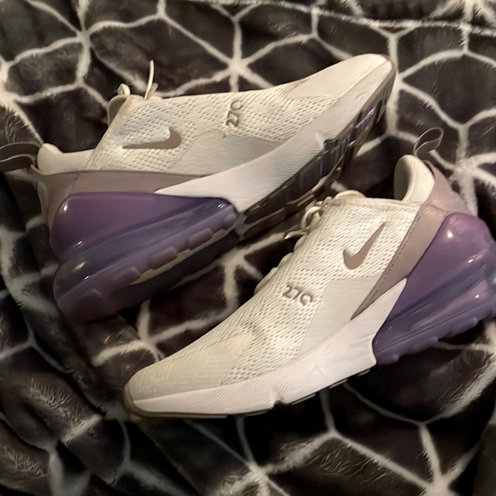 Womens size 8.5 Nike Air270